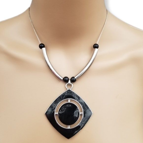 NY COLLECTION SILVERTONE WIRE & BLACK PENDANT MODERNIST STYLE NECKLACE - Picture 1 of 5